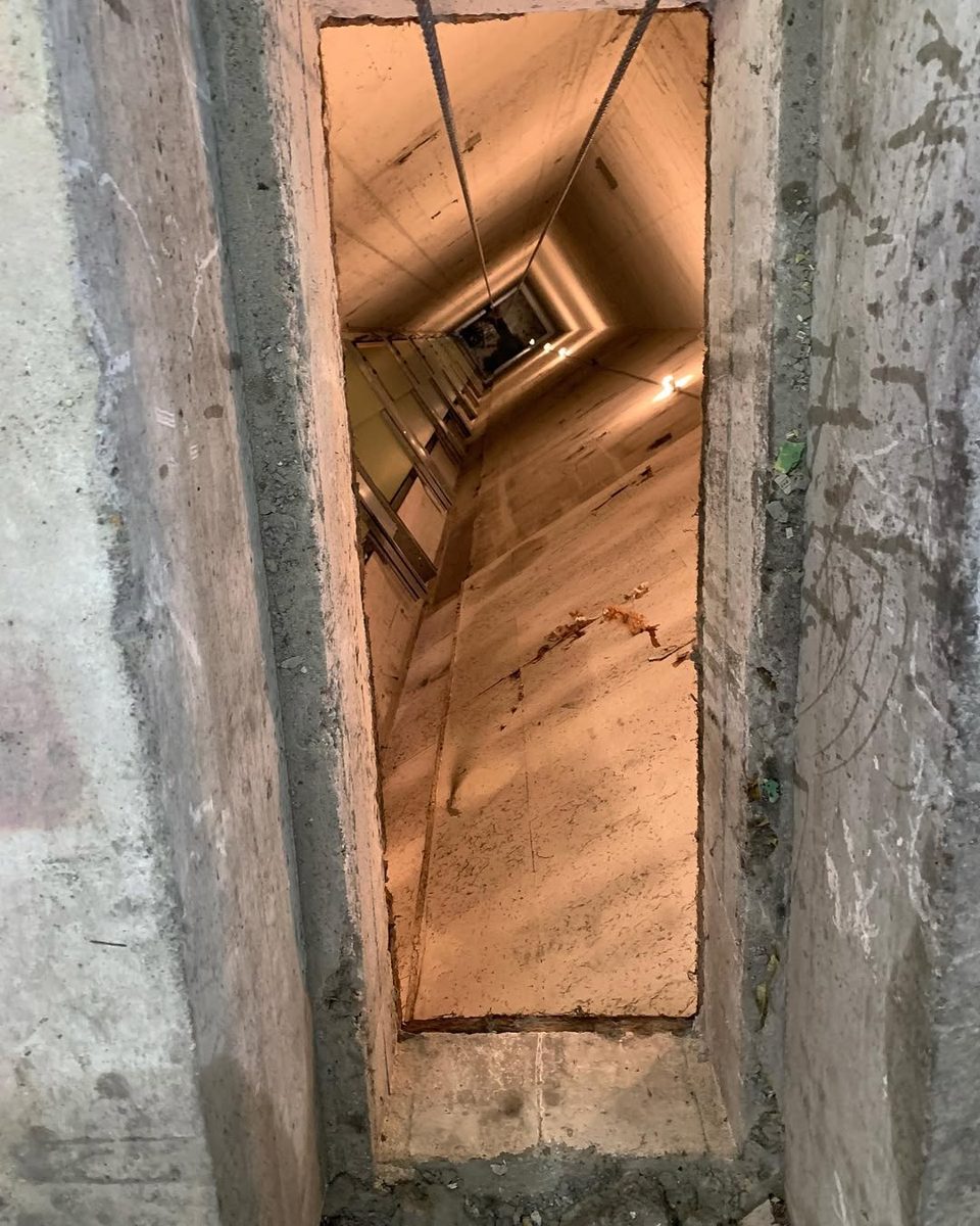 Blick in einen leeren Aufzugsschacht nach der Demontage